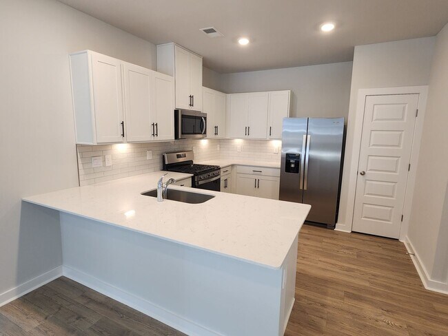 Building Photo - Stunning unit in 55+ community