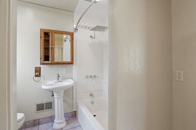 Building Photo - Country property close to town!