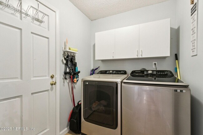 Building Photo - 2537 Emperor Dr