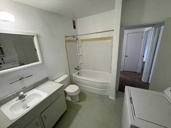 Building Photo - Spacious 3-Bedroom 1-Bath First-Floor Unit...