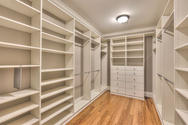 Building Photo - Stunning Executive Townhome in the Heart o...