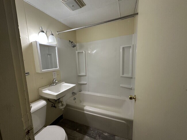 Building Photo - Bright & Spacious 3BR Multi-Level Apartment in Central Sanford!