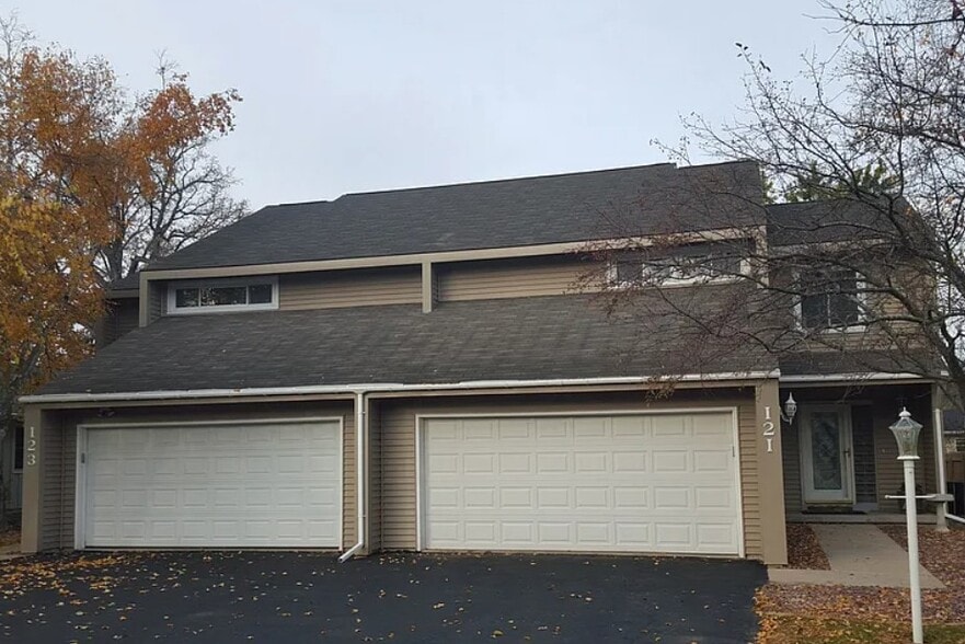 Building Photo - 121 Woodview Dr