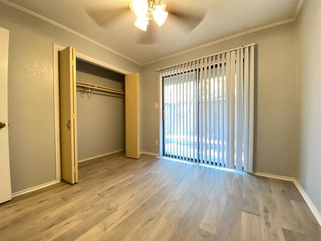 Building Photo - 1202 Thorpe Ln