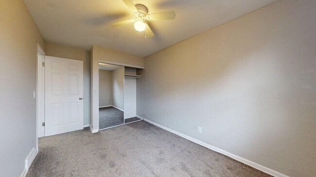 Building Photo - Elyria - updated 2 bedroom/1 bath townhouse.