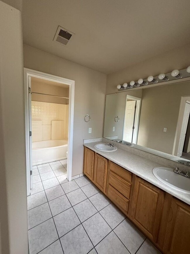 Building Photo - 3 Bed Single Family Home in Aurora