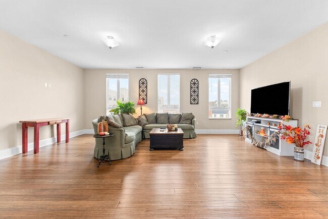 Building Photo - 380 W Broadway