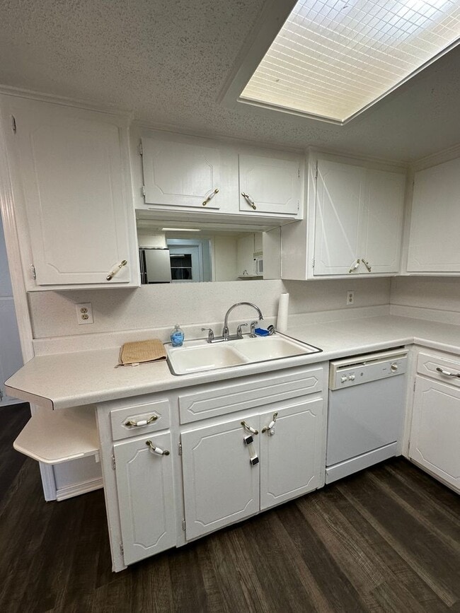 Building Photo - 4 Bed, 2 Bath house w/1 car garage