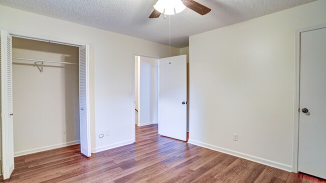 Building Photo - 2 Bdrm / 1.5 Bath Townhouse in Johnson Cit...