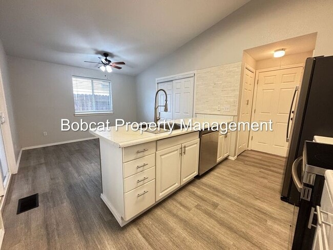 Building Photo - 2319 Blue Haven Ln