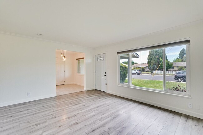 Building Photo - Rare 2 Bed 1 Bath Home with Huge Private Backyard