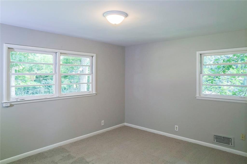 larger upstairs bedroom - 2146 Cedarbrook Ct SE