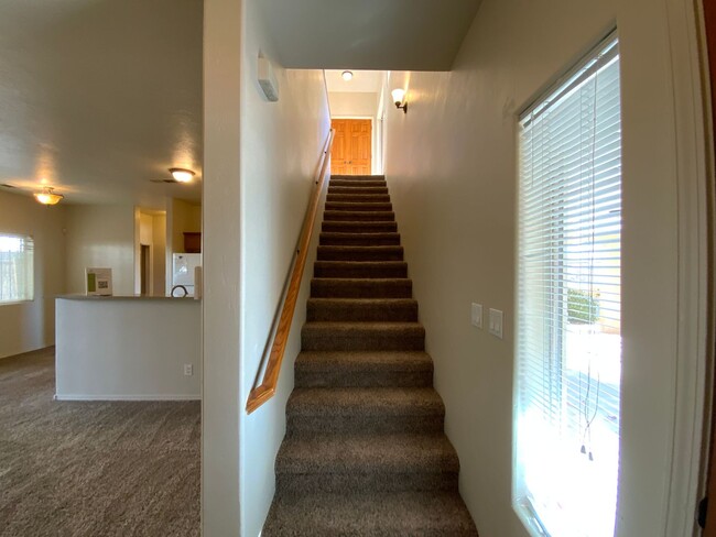 Building Photo - 3 Bedroom Town home Near 4th Street SW & B...