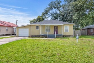 Building Photo - Charming Home in Maplewood