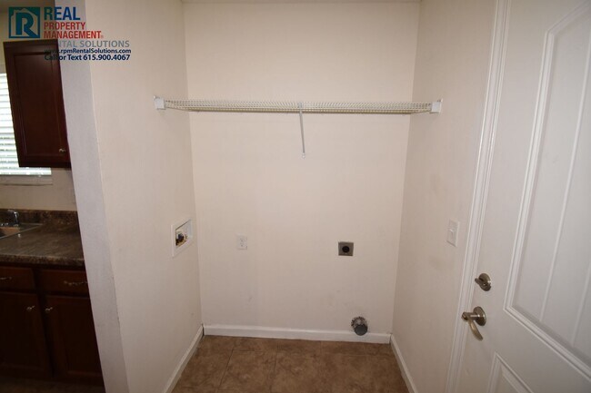 Building Photo - All one level 5bd 3ba home with attached garage!