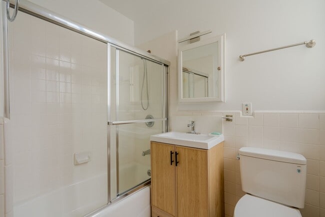 Building Photo - Spacious 2 Bedroom Home Near Stonestown