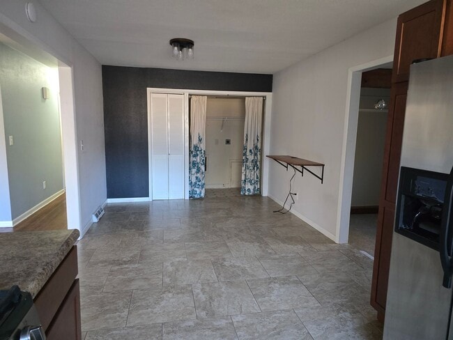 Building Photo - 3 BED 1.5 BATH HOME IN PARK CITY