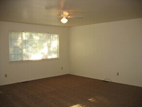 Building Photo - 3bed, 1.5bath, 1,050sq.ft. Single family home with garage