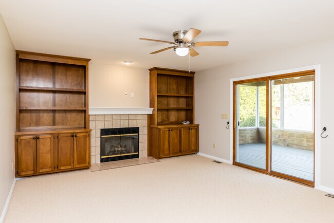 Building Photo - 5558 Parker Hill Ln