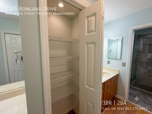 Building Photo - 1305 Rowland Dr