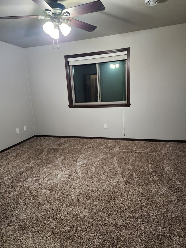 Building Photo - Three bedroom two bathroom Twin home