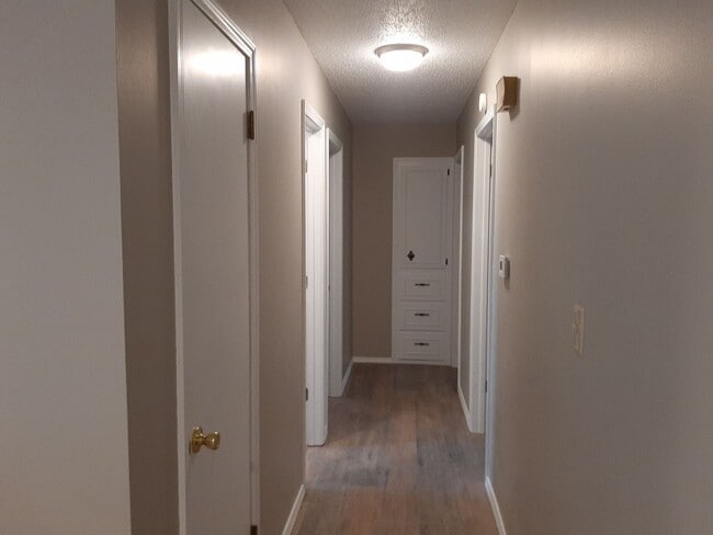 Building Photo - 3 Bedroom 2 bath $1250! Basement! 2 Car ga...