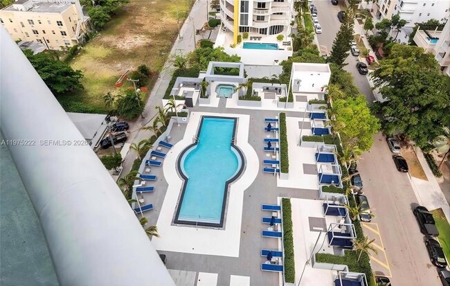 Building Photo - 480 NE 30th St