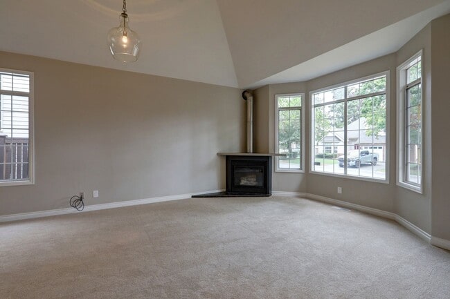 Building Photo - Beautifully Remodeled Home with Gourmet Kitchen & Fenced Yard in Klahanie