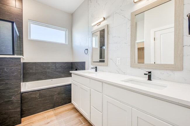 Building Photo - Beautiful East side House 4 bed-2.5 baths, part of The  Club that includes Swimming Pool, Gym, Te...