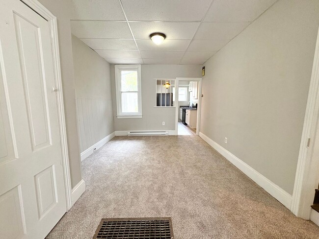 Building Photo - 2 Bedroom 1 Bathroom in York!