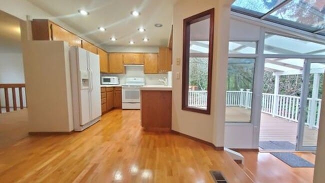 Building Photo - Cedar Mill Hidden Gem!!