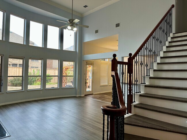 Building Photo - 928 Falcon Dr