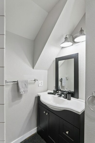 Building Photo - 1001 N Elm St