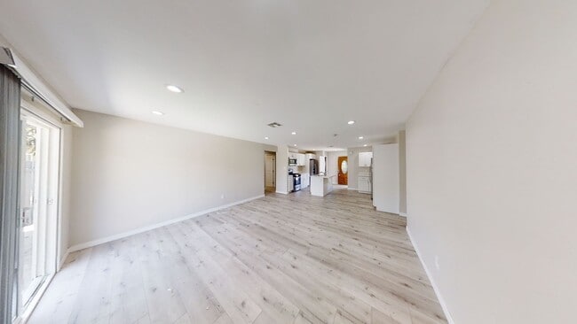 Building Photo - Renovated! 8BD/4BA with POOL!! (Lease Out ...