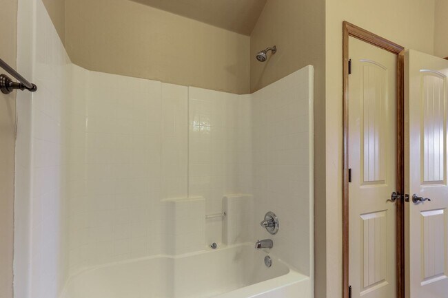 Building Photo - AVAILABLE 3-15-2020  FOR OCCUPANCY IN YUKON, MUSTANG SCHOOLS!