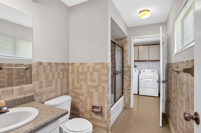 Building Photo - 208 Hopkins St