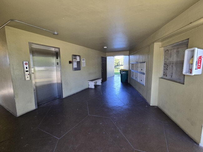 Building Photo - 5335 NW 10th Ct