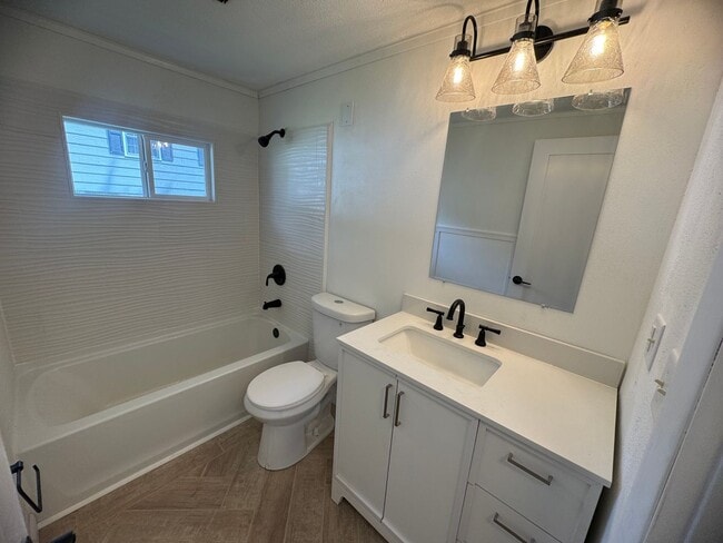 Building Photo - 3 Bedroom House in East Moline