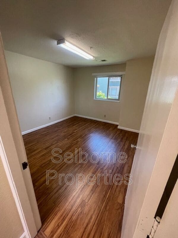 Building Photo - 524 41st St