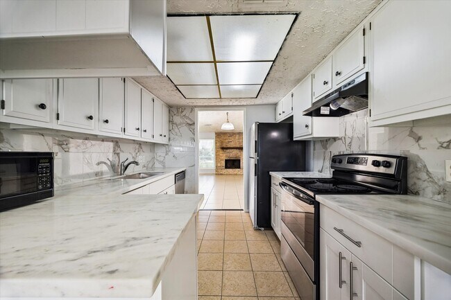 Building Photo - 6407 S Briar Bayou Dr