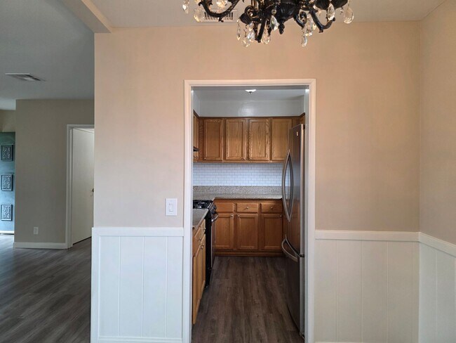 Building Photo - Stunning 2-bedroom 2nd floor apartment with garage parking!