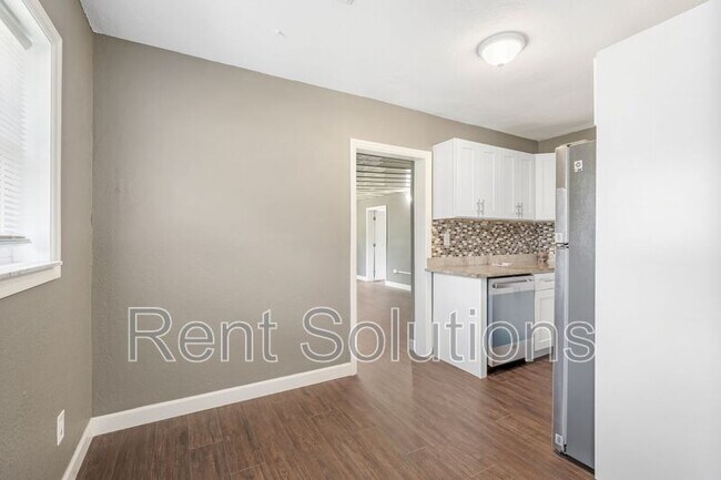 Building Photo - 4715 W Knights Ave