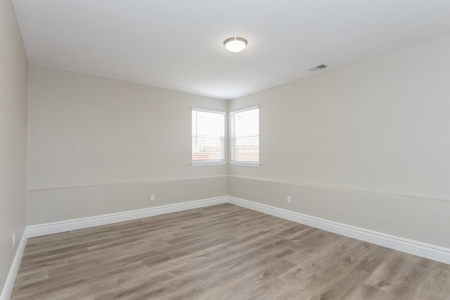 Building Photo - 7647 Halleys Dr