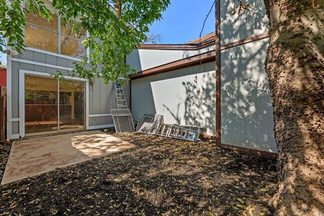 Building Photo - 4813 Yucca Hill Dr