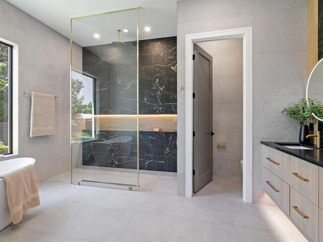 Building Photo - 2467 Hyde Park St