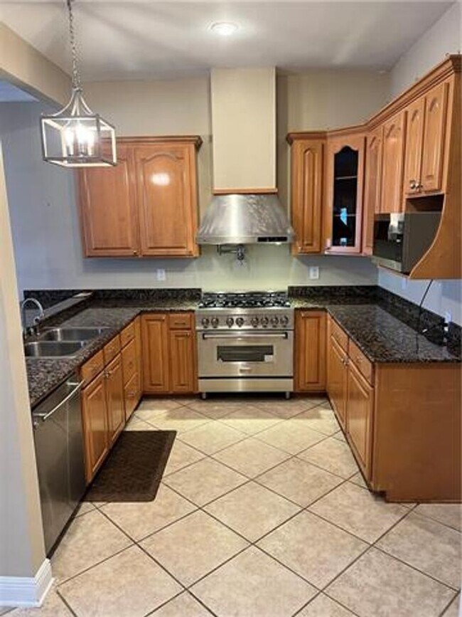 Building Photo - Beautiful and Spacious townhome in gated Clipper Estates. Three bedrooms, each with a private bat...