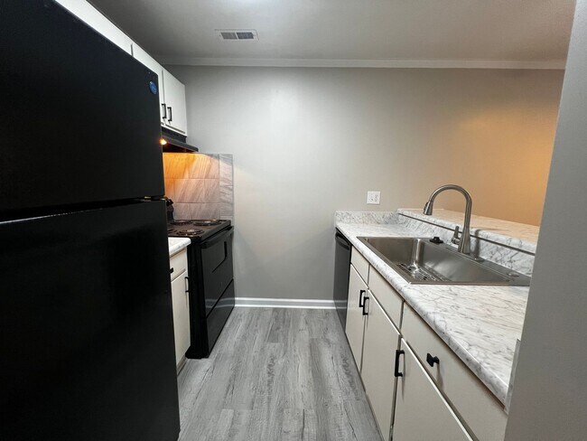 Building Photo - 5850 Century Oaks Dr