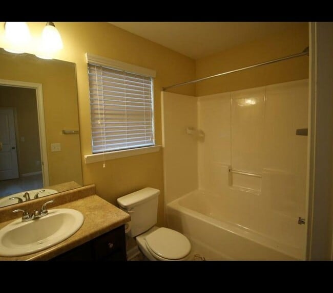 Building Photo - Charming 3BR Townhome in Norcross