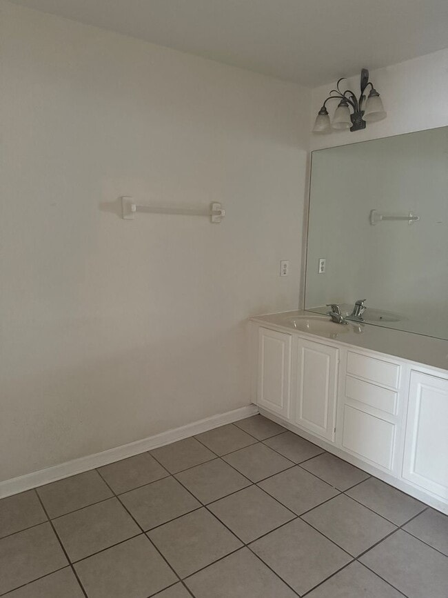 Building Photo - 3 Bed 2.5 Bath Townhouse For Rent in Metro...