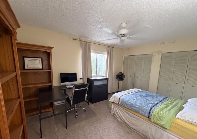 Building Photo - Spacious 3BR Townhome | 50 Yards to Coal Creek Trail!!